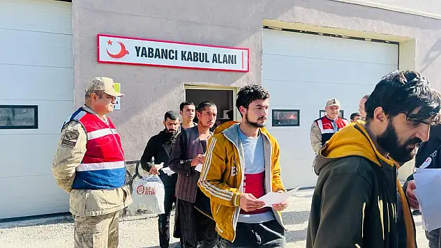 Ağrı'da son 24 saatte 424 göçmen sınır dışı edildi