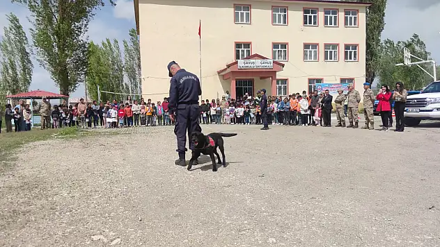 Jandarma Ağrı'da minik öğrencilere trafik eğitimi veriyor