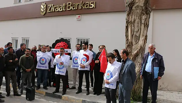 Diyadin'de, Ziraat Bankası Şubesine siyah çelenk bıraktılar