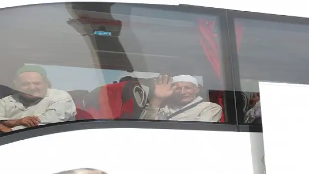 Ağrı'da hacı adayları dualarla yolcu edildi