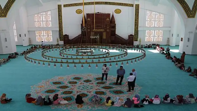 Ağrı'da cami ve kurslar çocuklarla doldu taştı