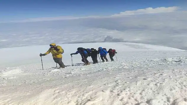 Yabancı turistler Ağrı Dağı zirvesinde