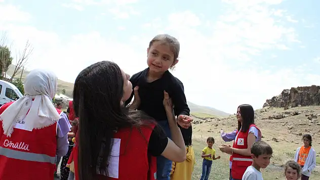 Köy köy dolaşıp çocukları mutlu ediyorlar