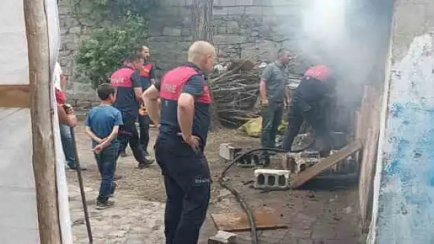 Ağrı'da ahırda çıkan yangın korkuttu