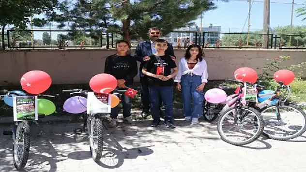LGS'de başarılı olan öğrencilere bisiklet hediyesi