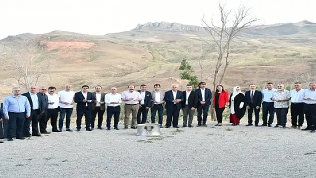 Ağrı Dağı'nda zirve yapan turistler, Nuh'un Gemisi'nin izinde Aşure yedi