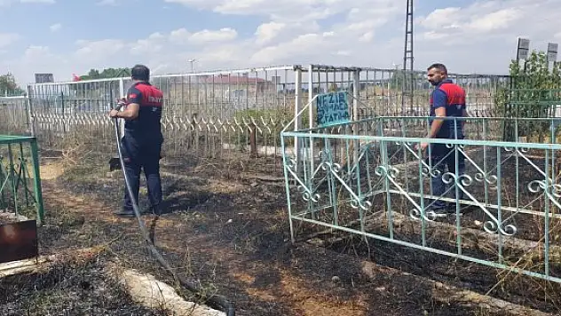 Mezarlıkta çıkan yangın korkuttu