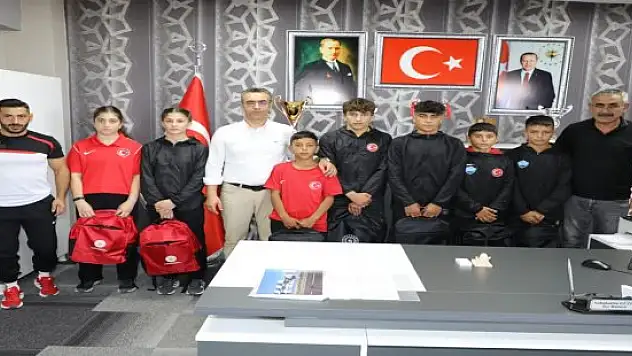 Ağrı'da güreşte şampiyon olan sporculara ödül
