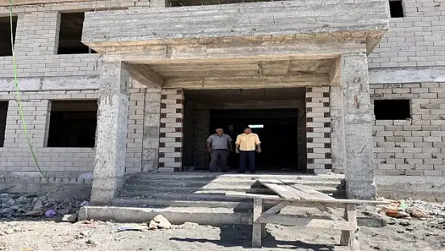 Doğubayazıt'ta yapımı devam eden okullar denetlendi