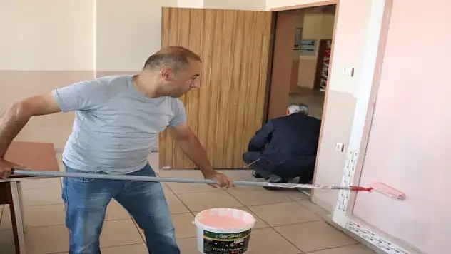 Fedakar müdür, okulunun bakım ve onarımını yaptı