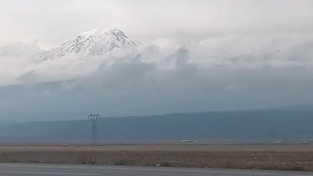 Ağrı Dağı'nda mevsimin ilk kar yağışı