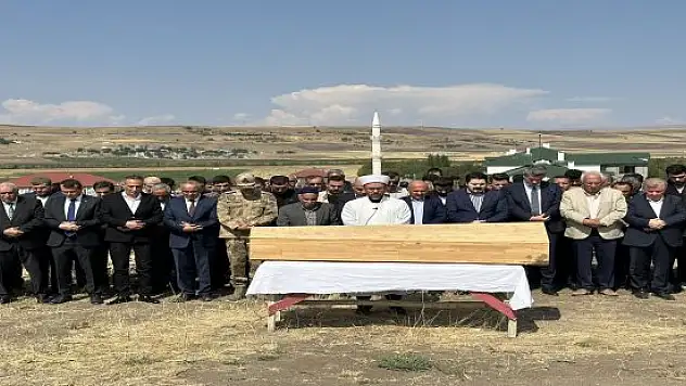 Eski Ağrı Belediye Başkanı Sayan'ın annesi son yolculuğuna uğurlandı