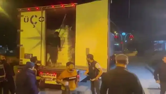 Ağrı'da bir tırın dorsesinde 80 göçmen yakalandı