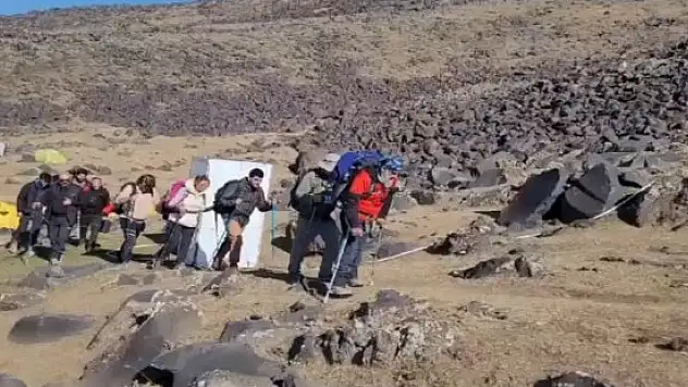 Koltuk değneğiyle zirve tırmanışı yaptı