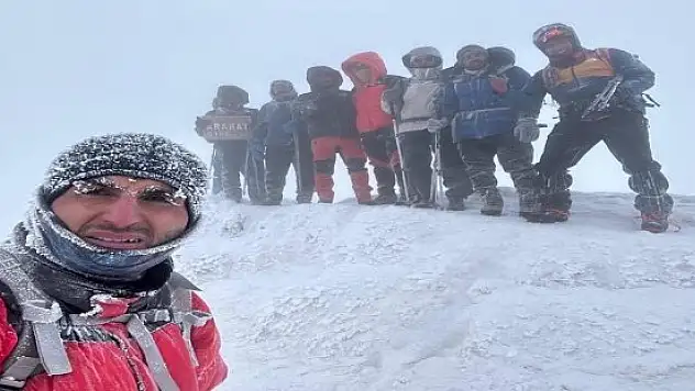 Dağcılar dondurucu soğukta Ağrı Dağı'na tırmandı