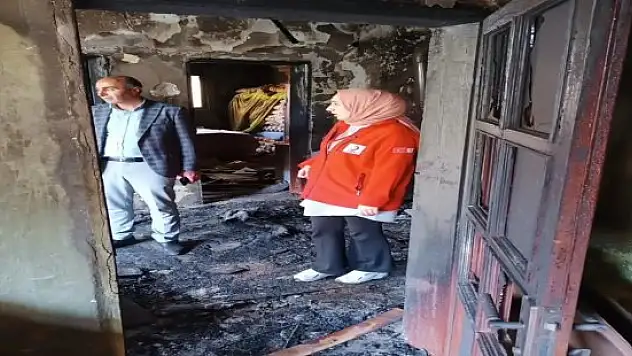 Ağrı'da çıkan yangında bir ev küle döndü