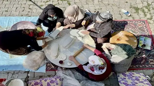 Tel tel iplere dizilen erişteler kış sofraları için hazırlanıyor