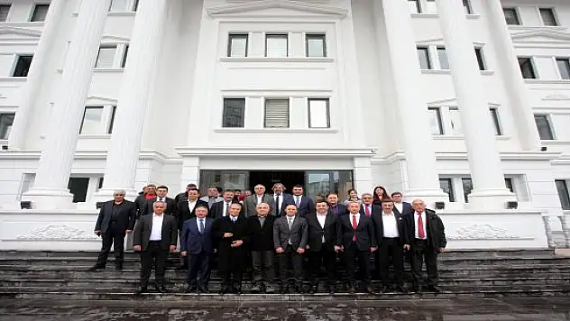İş insanı İbrahim Çeçen, Doğubayazıt Ömer Çoktin Fen Lisesi'ni ziyaret etti