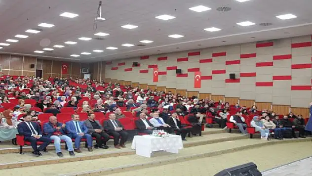 Ağrı'da 'İnsan, İnsanın Gölgesinde Yetişir' temalı seminerler gerçekleştirildi