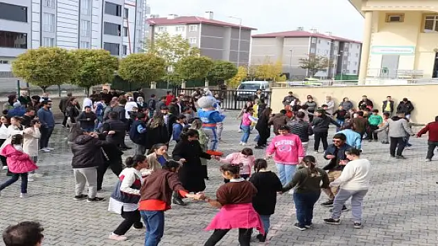 Polisten özel öğrencilere yaş pasta ve halay sürprizi