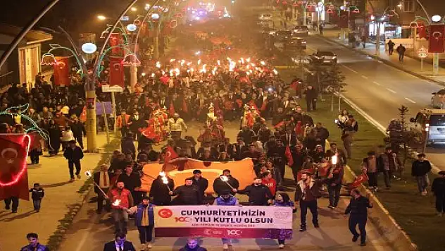 Ağrı'da Cumhuriyet'in 100. yılı coşkusu: Vatandaşlar 150 metrelik dev bayrakla yürüdü