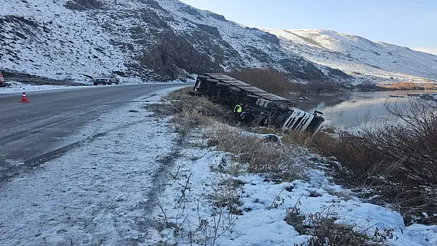 Devrilen tır sürücüsü, hayatını kaybetti