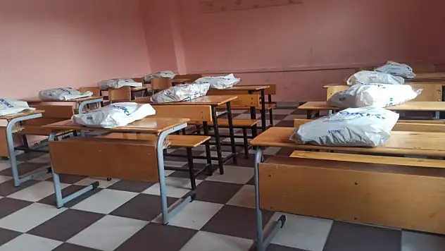 Hamur'da bin 500 öğrenciye kıyafet yardımı