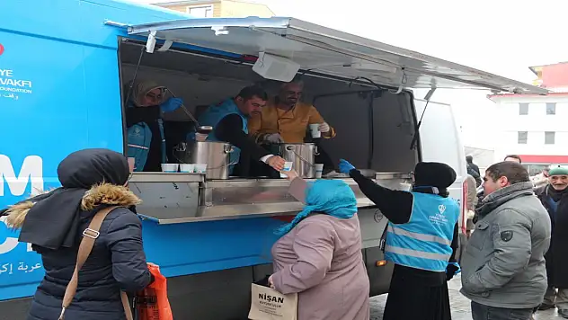 Ağrı'da içimizi ısıtan iyilik projesi kapsamında çorba dağıtıldı