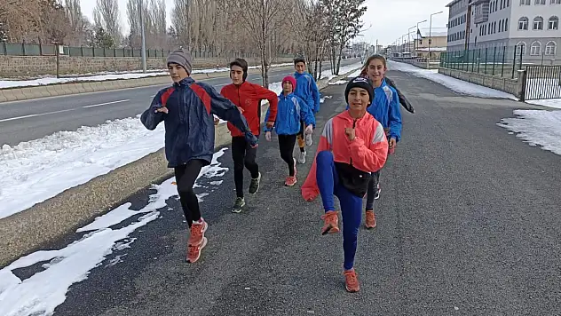 Patnos'ta sporcular kar, soğuk dinlemiyorlar