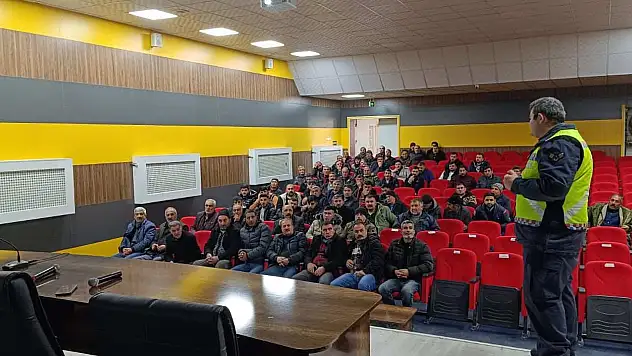 Ağrı'da Okul Servis Şoförlerine Trafik Eğitimi Veriliyor