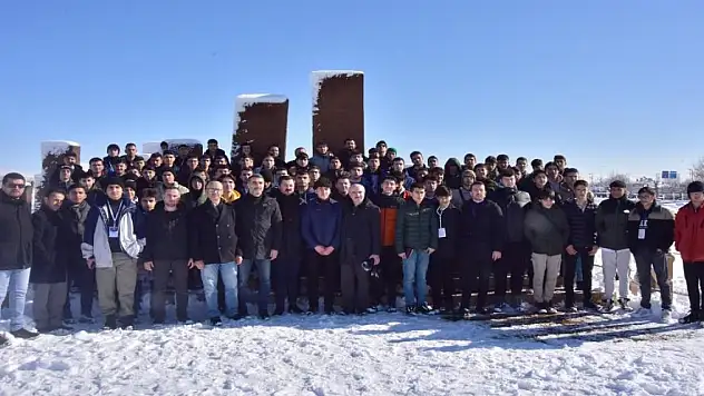 Ağrı'dan Ahlat'a giden öğrenciler hayran kaldılar