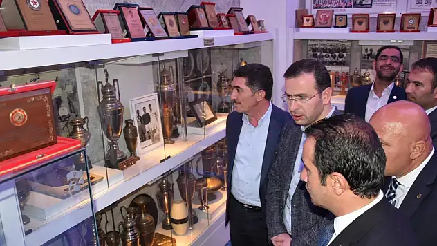 Ekrem Çelebi Trabzonspor anı defterini imzaladı