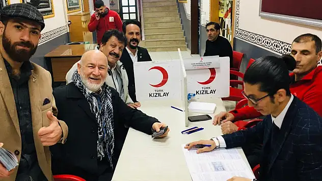 Seçim çalışmalarına ara vererek kan vermeye geldiler