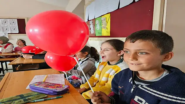 Kızılay'dan Eleşkirt'teki öğrencilere sürpriz ziyaret