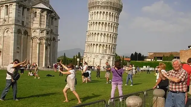 Pisa Kulesi Neden Yamuk?