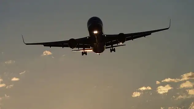 Uçak tuvaletinde bulunan not pilotlara acil iniş yaptırdı?