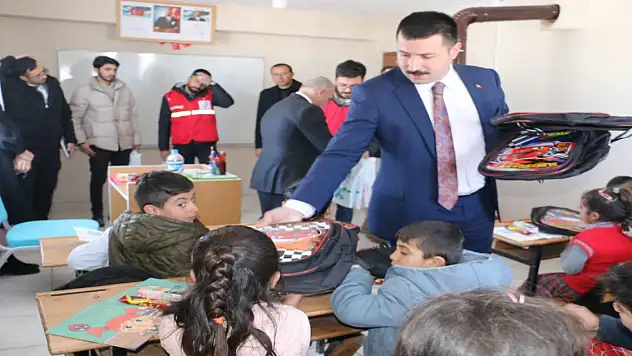 Diyadin Kaymakamı Karali, Pirali Köyü öğrencilerini sevindirdi