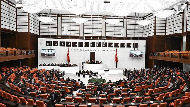 8. Yargı Paketi yasalaştı! Emekli ikramiyesi 3 bin lira oldu