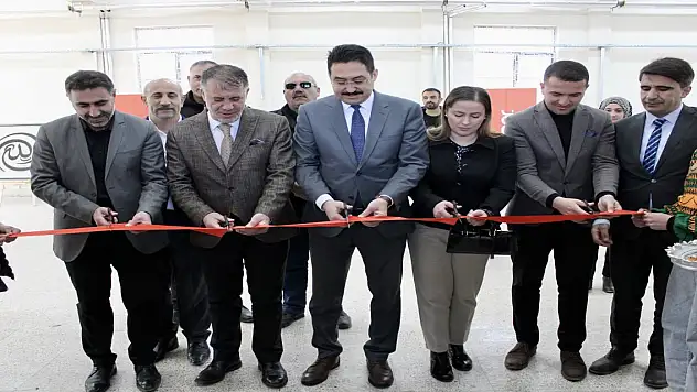 Hamur'da Sanat Rüzgarı Esti: İmam Hatipliler Eserlerini Sergiledi