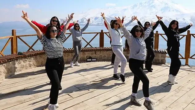 Van'da Kadınlar, Akdamar Adası'nda Spor ve Gezi Etkinliği Gerçekleştirdi