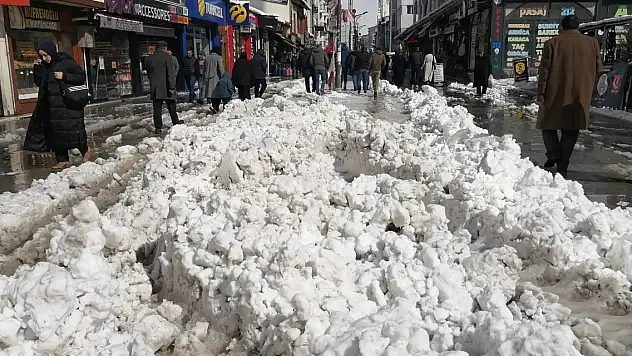 Ağrı caddeleri kara gömüldü