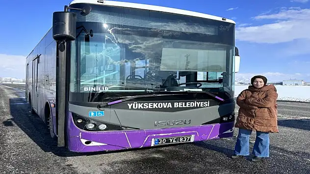 Yüksekova'nın İlk Kadın Otobüs Şoförü Züleyha Arslan: Direksiyon Başında Erkeklere Taş Çıkartıyor