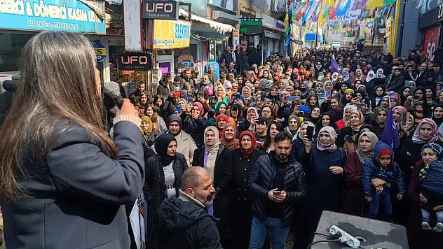 Ağrı DEM Parti Kadınlar Günü'nü sokaklarda kutladı