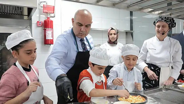 Vali Koç kolları sıvadı, önlüğü giydi!