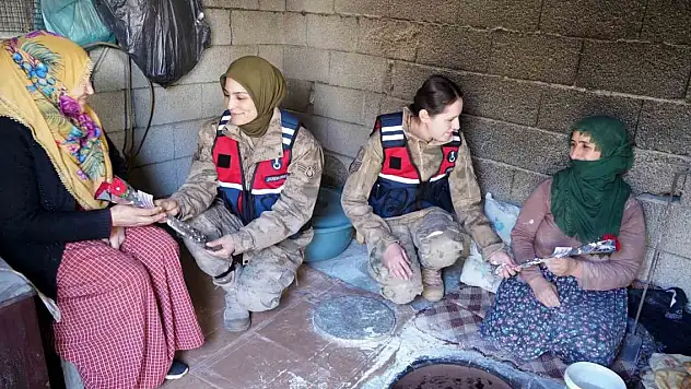 Tandır başında ekmek pişiren kadınlara sürpriz