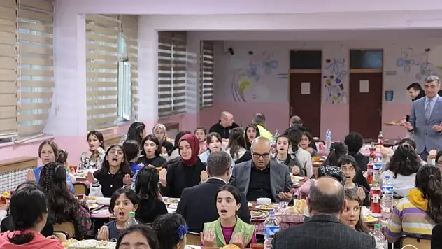 Vali ilk iftarı öğrencilerle açtı
