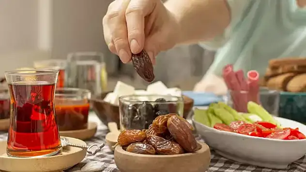 Oruçluyken unutarak yemek yeme orucu bozar mı?