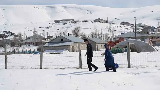Hastalar için karlı yolları aşıyorlar