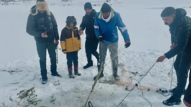 Ağrı'da Eskimo usulü balık avlıyorlar