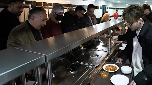 Rektör öğrencilerle iftarını açtı